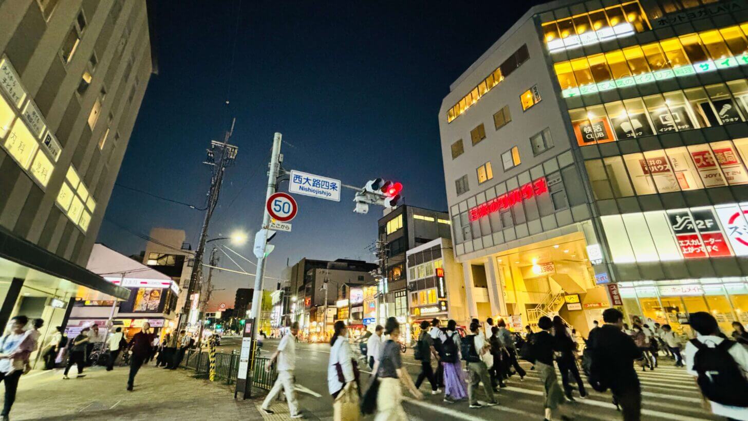 京都市右京区西院高山寺町（阪急西院駅前・西大路四条交差点南西角）の帰宅ラッシュ風景